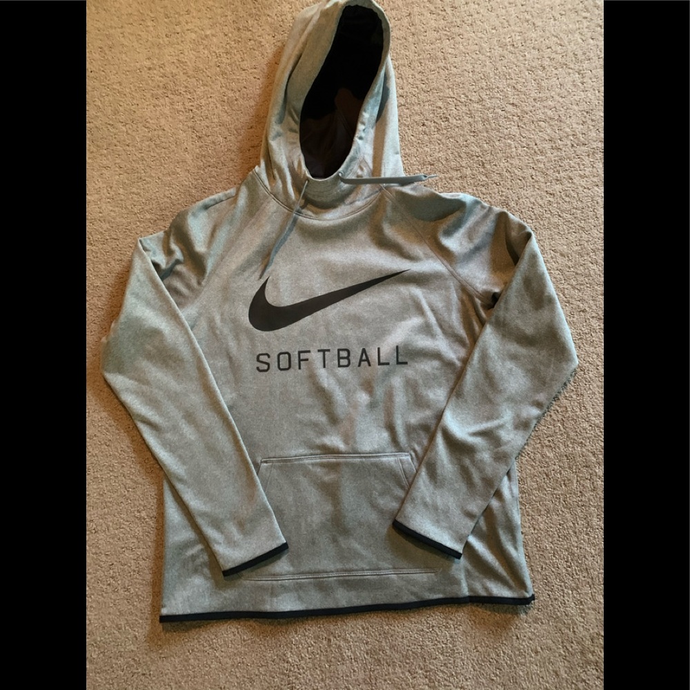 NWOT Wms med Nike therma softball hoodie